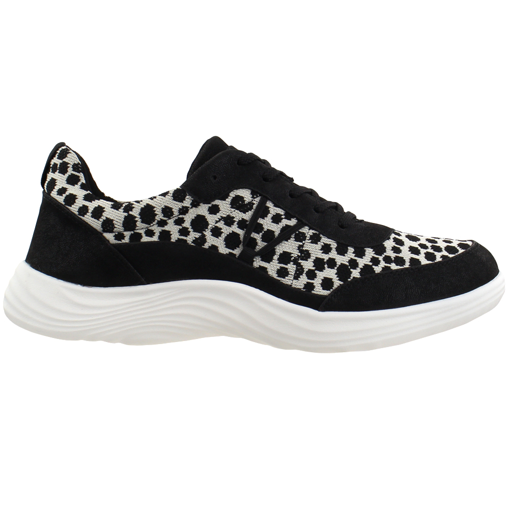 clarks women's lace up shoes black